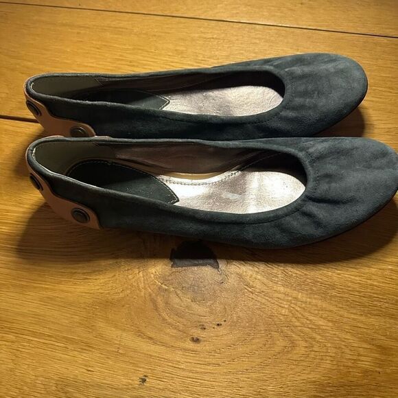 B Makowsky Remi Blue gray Brown Accent Studded Leather Ballet Flats 9.5 - Picture 2 of 9